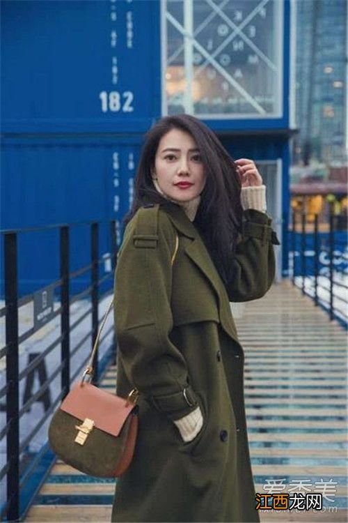 军绿色虽然不起眼,却是秋冬最好驾驭与搭配的颜色