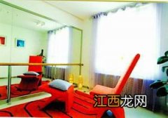 地下室也变成“七彩小屋”