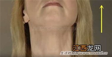 “双下巴”很不美,用这个简单运动来消灭它!