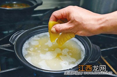 天气寒冷，来碗胡椒咸菜猪肚汤来暖胃