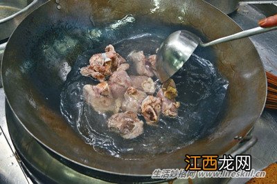 天气寒冷，来碗胡椒咸菜猪肚汤来暖胃