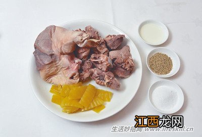 天气寒冷，来碗胡椒咸菜猪肚汤来暖胃