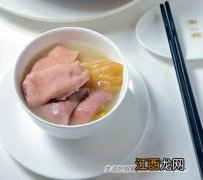 天气寒冷，来碗胡椒咸菜猪肚汤来暖胃