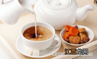 红茶不宜加奶饮用，营养成分会被破坏！