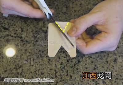 贴“创可贴”不影响手指活动的小技巧