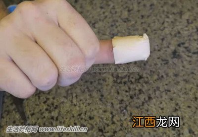 贴“创可贴”不影响手指活动的小技巧
