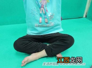 千万不可让孩子“鸭子坐”！这种坐姿会严重影响孩子的骨骼发育！