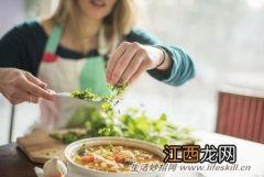 吃这几种隔夜食物轻得肠胃炎、重则伤肝致癌！