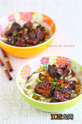 红烧排骨面：看起来平平无奇，吃起来停不下筷子