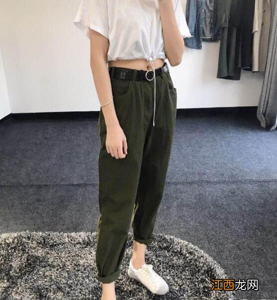 军绿色裤子怎么配衣服？