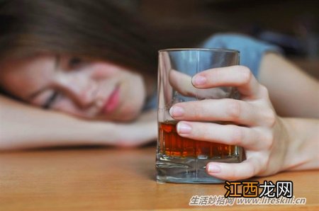 喝酒前吃这些食物,能改善宿醉不适