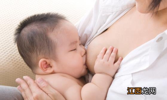 喂奶时玩手机对自己和宝宝都不好 哺乳中要注意避免的行为