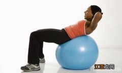 怎么用瑜伽球锻炼腰部的方法