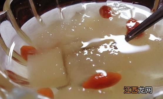 冰糖雪梨有止咳润肺功效 冰糖雪梨梨是关键食材