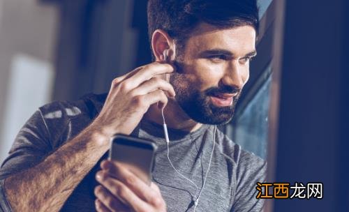 长时间不正确使用耳机对耳朵危害大