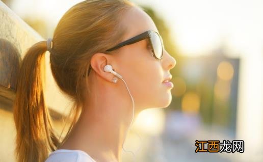 长时间不正确使用耳机对耳朵危害大