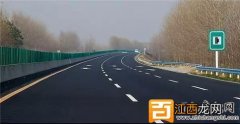 在高速路上开车时，道路前方突然出现异物怎么做？