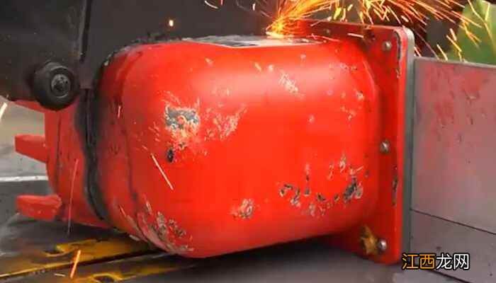 飞机黑匣子里装的是什么东西 飞机上的黑匣子里面装的是什么