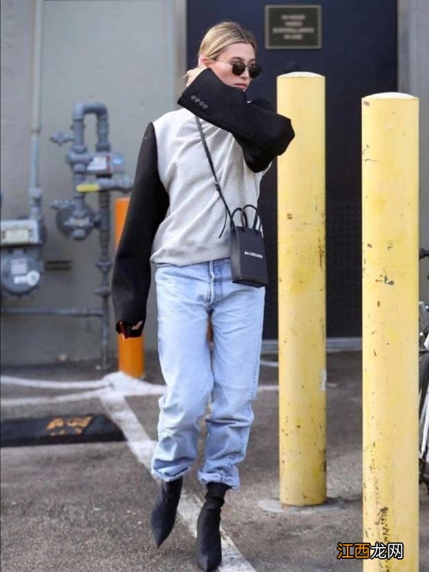 邮差包怎么搭配衣服？