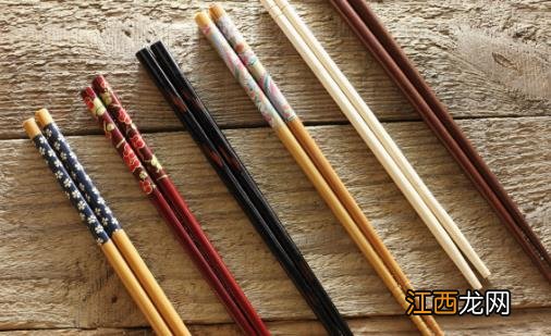 变色筷子别再用 闻一闻看一看辨别筷子过期没