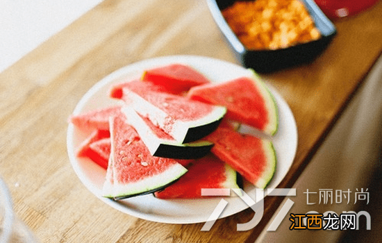 催熟的西瓜是什么样的 如何辨别催熟的西瓜