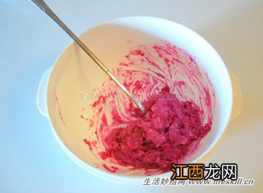 巧用火龙果皮制作水果面膜