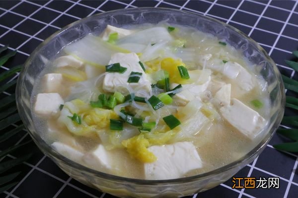 嫩豆腐菠菜粉条来做胡辣汤，这样的方法简单！