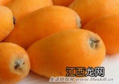 巧用汤匙给枇杷去皮