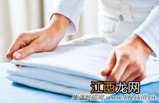 衣服皱巴巴？不用熨斗照样除皱