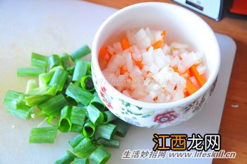 巧将葱油饼变成美味炒饼