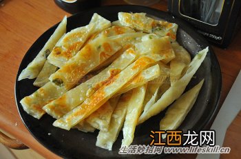 巧将葱油饼变成美味炒饼