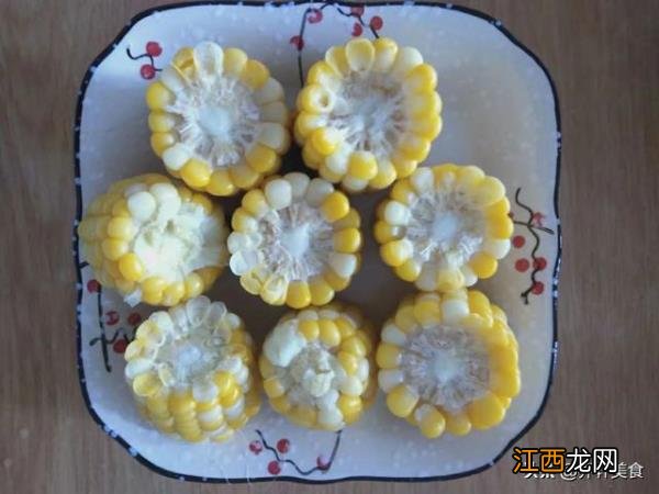 早上吃粥我喜欢吃砂锅瘦肉瑶柱粥,主要食材是瘦肉、瑶柱、胡萝卜、珍珠米早上喝粥配什么食物好