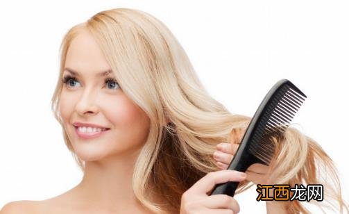 头发没吹干就睡觉会诱发感冒 不能使用太烫的水洗头发