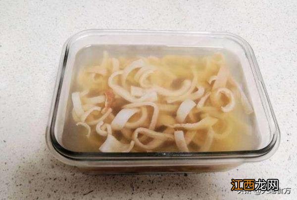 如何做出q弹筋道好吃的猪皮冻?猪皮冻的家常做法,透明Q弹,越嚼越劲道