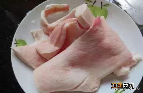 如何做出q弹筋道好吃的猪皮冻?猪皮冻的家常做法,透明Q弹,越嚼越劲道