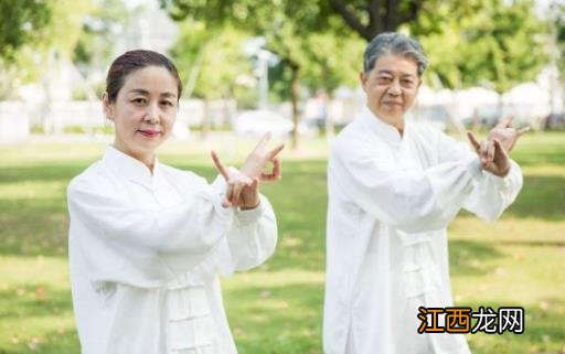 顺四时春生冬藏 尽终其天年度百岁乃去