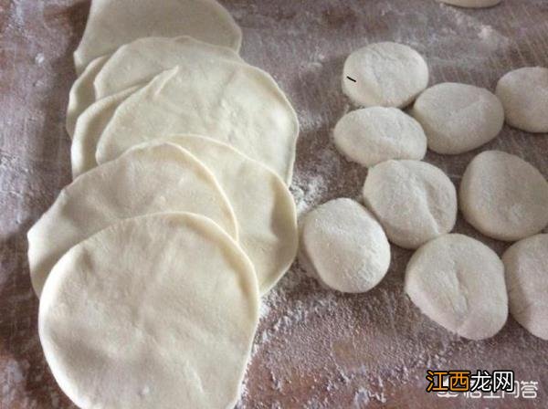 水煎包什么时候加面糊比较好？有哪些讲究？水煎包的面糊水用什么