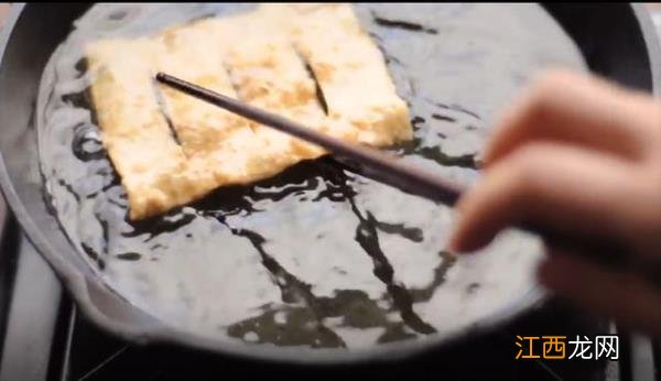 煎饼果子的家常做法，口感酥脆，酱香浓郁，几分钟就能做一个煎饼果子面糊比例