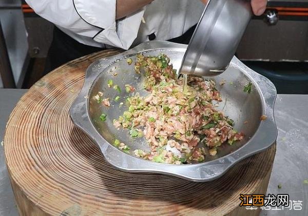 厨师长用半斤猪肉和1个鸡蛋，做了一道“鸡蛋咸菜肉饼”，好吃又好做馅饼和肉饼的区别