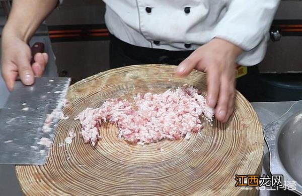 厨师长用半斤猪肉和1个鸡蛋，做了一道“鸡蛋咸菜肉饼”，好吃又好做馅饼和肉饼的区别