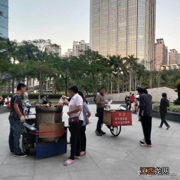 深圳大街上摆地摊的又回来了，网友：难道现在不管了？2020年深圳哪里可以摆地摊