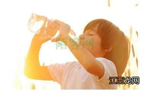 正确喝水方式!清晨第一杯水这么喝,有利于身体健康