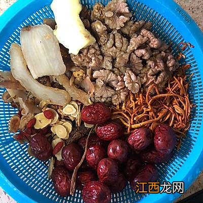 乌鸡跟什么一起煲汤最好，切记，看看这文章 乌鸡和什么煲汤好吃