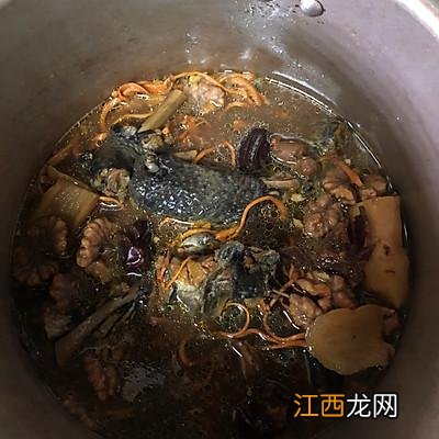 乌鸡跟什么一起煲汤最好，切记，看看这文章 乌鸡和什么煲汤好吃