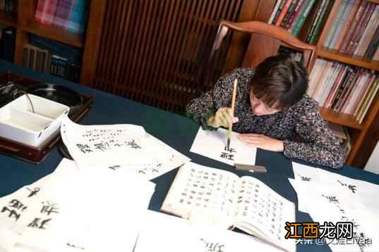 孙俪生活养生照,穿白T恤绿丝绒裤打扮精致,淡妆大眼球突得厉害