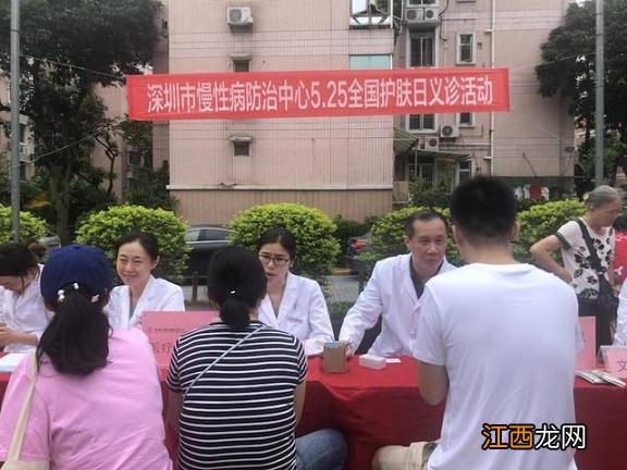 图 深圳一小姐姐为卸妆涂抹“网红神器”椰子油，脸肿致无法睁眼