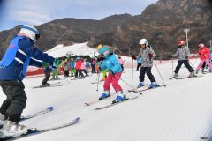 壮观！在北京延庆，千名游客滑雪共迎冬奥会！