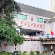 广西防城港与越南交界，在防城港市通过东兴口岸