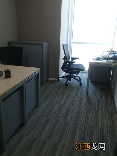 女生办公桌旺事业的风水摆件 办公桌左侧是门口好吗，老板办公室家具摆放图