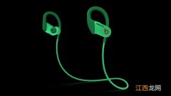 Beats推出了运动型Powerbeats耳塞的夜光版